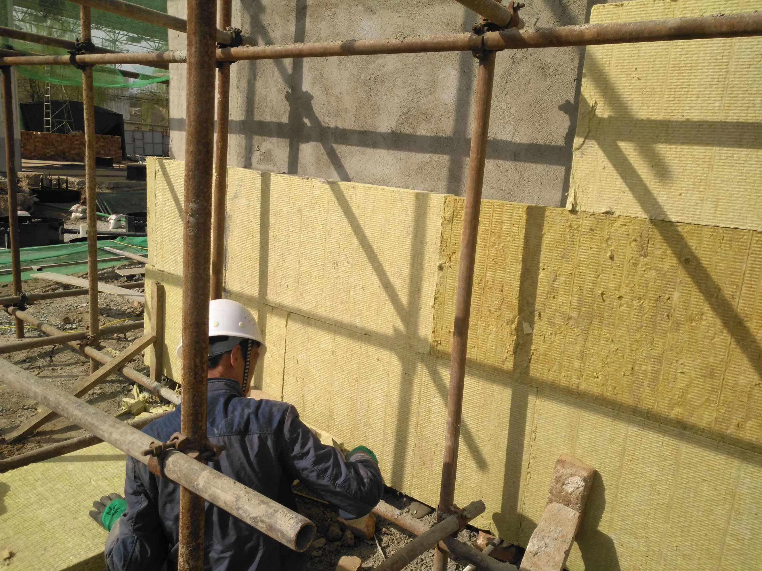 ‌外墙保温一体板与传统保温：成本对比分析